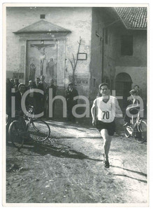 1965 ca SAN VITTORE OLONA - Corsa CINQUE MULINI - Giulio CASSANI *Foto AUTOGRAFO Fotografia originale d'epoca, con firma autografa al verso. FAIR/discreto lievi graffi e piccoli fori al lato superiore Formato: 13x18 cm originale e autentica 1