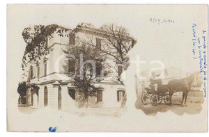 1910 ca ITALIA Villino - Coppia in carrozza - Fotomontaggio VINTAGE 14x9 cm Fotografia originale d'epoca, realizzata con il fotomontaggio, in formato cartolina postale.Testo fittamente dattiloscritto al verso. FAIR/discreto macchia di inchiostro al lato inferiore Formato: 14x9 cm originale e autentica 1