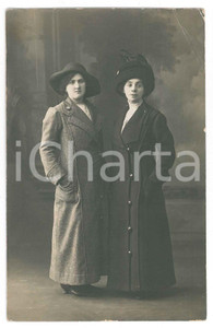 1911 MODA ITALIA Ritratto di due sorelle con cappotto lungo - Foto vintage  Fotografia originale d'epoca, in formato cartolina postale.Didascalia manoscritta al verso, che indica "Angiolina e Clelia". POOR/danneggiato piegature angolari evidenti Formato: 9x14 cm originale e autentica 1