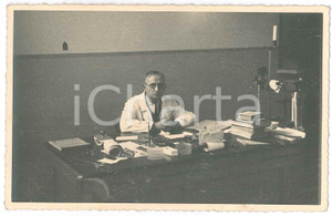 1941 MILANO - Ottica SALMOIRAGHI - Tecnico al lavoro *Foto 14x9 cm Fotografia originale d'epoca, in formato cartolina postale. FAIR/discreto piccoli graffi al lato inferiore Formato: 14x9 cm originale e autentica 1