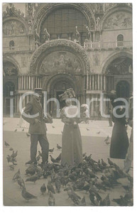 1910 ca VENEZIA Piazza San Marco - Ritratto tra i piccioni - Foto 9x14 cm Fotografia originale d'epoca, in formato cartolina postale.Appunti manoscritti al verso. GOOD/buono  Formato: 9x14 cm originale e autentica 1