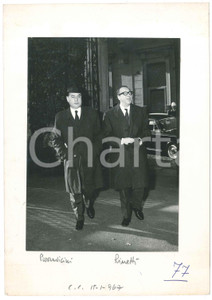 Gennaio 1967 POLITICA PSDI Giannino PARRAVICINI Rino RINETTI - Foto DANNEGGIATA Fotografia d'epoca, incollata su cartoncino. VERY POOR/gravemente danneggiato strappo al lato superiore della fotografia; residui adesivi al verso Formato: 17x25 cm originale e autentica 1