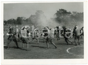 1940 TOKYO (JAPAN) Toyama Military School - Fencing demonstration - Photo 16x12 Fotografia d'epoca, con didascalia dattiloscritta al verso. FAIR/discreto lievi piegature angolari o laterali Formato: 16x12 cm originale e autentica 1