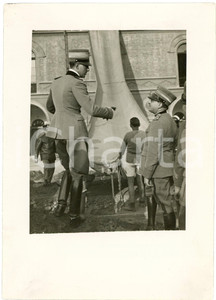 1930 ca ITALIA Principe Umberto di Savoia osserva i lavori in una caserma - Foto Fotografia d'epoca. FAIR/discreto lievi piegature; residui cartacei al verso Formato: 13x18 cm originale e autentica 1