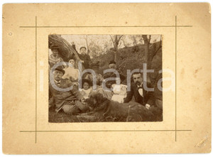 1910 ca ITALIA ESCURSIONISMO Famiglia in un bosco con il cane - Foto 18x13 cm Fotografia d'epoca, montata su cartoncino rigido. FAIR/discreto lievi smussature; abrasione angolare Formato: 18x13 cm originale e autentica 1