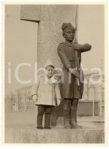 Fotografia d epoca originale 1940 ca ITALIA  FASCISMO  Bambina con statua di balilla   Foto 11x15 cm 1