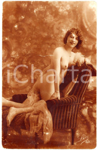 1910 VINTAGE EROTIC Nude girl sitting on an armchair (4) Carte postale FP NV  Cartolina d'epoca, non viaggiata. POOR/danneggiato Lievi smussature agli angoli, crepa orizzontale Formato: FP originale e autentica 1