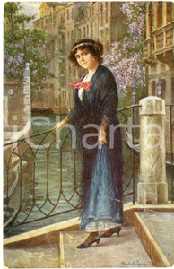 1922 Artista Umberto ZINI - Donna a Venezia - Cartolina (2) DANNEGGIATA  Cartolina postale d'epoca, viaggiata. VERY POOR/gravemente danneggiato diffuse piegature Formato: 9x14 cm originale e autentica 1