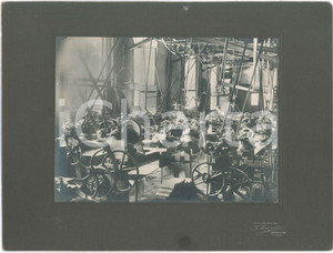 1920 ca OMEGNA Interno di stabilimento - Officina meccanica *Foto F. BRESCIA Fotografia d'epoca, montata su cartoncino rigido.FOTOGRAFO: F. Brescia - OmegnaFORMATO: 35x26 cmCONDIZIONI: G (minima macchia al cartoncino)    originale e autentica 1