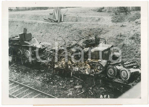 1941 WW2 BUCAREST (ROMANIA) Treno sovietico bombardato *Foto 18x13 cm Fotografia originale d'epoca, con didascalia dattiloscritta al verso.CONDIZIONI: F (alone)FORMATO: 18x13 cm    originale e autentica 1