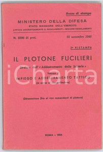 1954 MINISTERO DELLA DIFESA Ufficio Addestramento - Il plotone fucilieri Pubblicazione d'epoca, a cura del Ministero della Difesa.PAGINE: 157 GOOD/buono ma piegatura angolare in quarta di copertina Formato: 12x18 cm originale e autentica 1