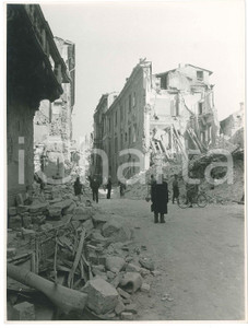 1945 ca WW2 BRESCIA Bombardamenti - Una via del centro - Macerie *Foto ANIMATA  Fotografia d'epoca.  GOOD/buono  Formato: 18x24 cm originale e autentica 1