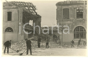 1945 ca WW2 BRESCIA - Bombardamenti - Rimozione delle macerie - Foto  Fotografia d'epoca.  GOOD/buono minimi difetti di stampa Formato: 18x13 cm originale e autentica 1