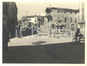 1944 WW2 BRESCIA - Bombardamenti - Piazzetta Sant'Alessandro danneggiata (1)  Fotografia d'epoca, con didascalia manoscritta al verso.  GOOD/buono  Formato: 24x18 cm originale e autentica 1