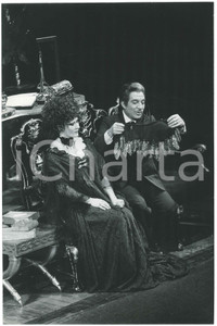1974 ROMA TEATRO - MOLIERE "Tartufo" - Francesca BENEDETTI Ugo TOGNAZZI  Fotografia originale, con didascalia al verso. FAIR/discreto piegature angolari Formato: 20x30 cm originale e autentica 1