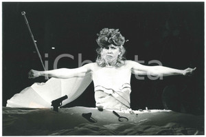 1982 MILANO Piccolo Teatro - Giulia LAZZARINI in "Giorni felici" di BECKETT  Fotografia originale, con didascalia e adesivo del fotografo al verso.Sono ritratti in scena: Anna Buonaiuto, Micaela Esdra, Mariano Rigillo e Luciano Virgilio.FOTOGRAFO: Luigi Ciminaghi - Milano GOOD/buono  Formato: 30x20 cm originale e autentica 1