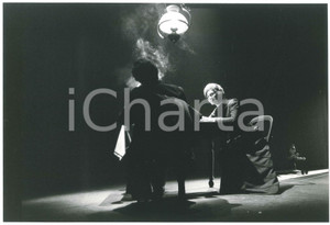 1983 MILANO TEATRO "La ragione degli altri" Regia M. CASTRI - Anna GOEL *Foto  Fotografia originale, con timbro e didascalia al verso.Sono presenti in scena: Valeria Moriconi, Matteo De Anna, Ermes Scaramelli e Salvatore Landolina. GOOD/buono  Formato: 30x20 cm originale e autentica 1