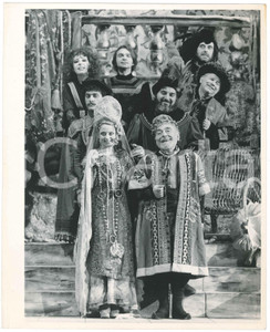 1972 TEATRO "Don Giovanni" Regia Mario MISSIROLI - Foto di scena  Fotografia originale, con didascalia al verso. VERY POOR/gravemente danneggiato profonda piegatura trasversale Formato: 20x25 cm originale e autentica 1