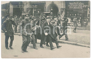 1919 BERLIN - SPARTACIST UPRISING Spartakisten im Anmarsch gegen den Vorwarts Cartolina postale d'epoca, non viaggiata.CONDIZIONI: GFORMATO: 14x9 cm    originale e autentica 1