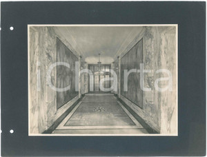 1923 TRENTO Banca Cattolica Trentina - Nuova sede - Atrio *Foto 32x24 cm Fotografia d'epoca, su cartoncino morbido, che mostra la nuova sede progettata dagli architetti Guido Ferrazza e Ottavio Cabiati.CONDIZIONI: F (lievi piegature al cartoncino; fori da classificatore al lato sinistro)FORMATO: 32x24 cm (cartoncino)     originale e autentica 1