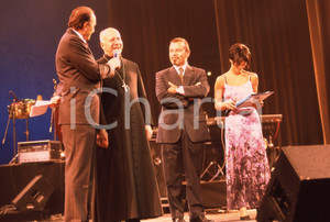 35mm vintage slide* 1999  GRANDE MEETING SANREMO Ettore ANDENNA e Mariadele  Diapositiva d'epoca, in formato 35 mm.Nella diapositiva compaiono inoltre vicesindaco Bissolotti e arcivescovo Giacomo Barnabino.CONDIZIONI: GOODE' severamente vietata la riproduzione. Tutti i diritti sono riservati.Nella diapositiva ICharta mette in vendita, sul negozio eBay e in esclusiva sul sito "icharta" il proprio archivio composto da numerose diapositive e negativi fotografici d'epoca, tutti originali e autentici, che attraversano la storia del costume italiano tra gli la fine degli anni Sessanta e Novanta.Si tratta di uno sguardo inedito sull'attualit&agrave;, la politica, la vita quotidiana, il gossip e la cultura, che fotografa il cambiamento della nazione in quest'ultimo scorcio del XX secolo. Un'occasione unica per il mercato del collezionismo, che vede finalmente disponibile un archivio eccezionale per vastit&agrave;, tematiche e condizioni, in un settore (il negativo fotografico e la diapositiva) di assoluta novit&agrave; e dalle interessanti prospettive di investimento. GOOD/buono   originale e autentica 1