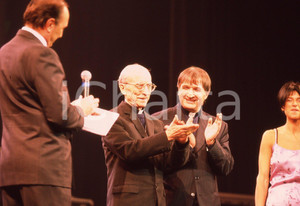 35mm vintage slide* 1999  GRANDE MEETING SANREMO Cardinale TONINI Ettore ANDENNA  Diapositiva d'epoca, in formato 35 mm.Nella diapositiva compare anche MariadeleCONDIZIONI: GOODE' severamente vietata la riproduzione. Tutti i diritti sono riservati.Nella diapositiva ICharta mette in vendita, sul negozio eBay e in esclusiva sul sito "icharta" il proprio archivio composto da numerose diapositive e negativi fotografici d'epoca, tutti originali e autentici, che attraversano la storia del costume italiano tra gli la fine degli anni Sessanta e Novanta.Si tratta di uno sguardo inedito sull'attualit&agrave;, la politica, la vita quotidiana, il gossip e la cultura, che fotografa il cambiamento della nazione in quest'ultimo scorcio del XX secolo. Un'occasione unica per il mercato del collezionismo, che vede finalmente disponibile un archivio eccezionale per vastit&agrave;, tematiche e condizioni, in un settore (il negativo fotografico e la diapositiva) di assoluta novit&agrave; e dalle interessanti prospettive di investimento. GOOD/buono   originale e autentica 1