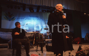 35mm vintage slide* 1999  GRANDE MEETING SANREMO Cardinale Ersilio  TONINI (2)  Diapositiva d'epoca, in formato 35 mm.Nella diapositiva appare anche Giosy Cento.CONDIZIONI: GOODE' severamente vietata la riproduzione. Tutti i diritti sono riservati.Nella diapositiva ICharta mette in vendita, sul negozio eBay e in esclusiva sul sito "icharta" il proprio archivio composto da numerose diapositive e negativi fotografici d'epoca, tutti originali e autentici, che attraversano la storia del costume italiano tra gli la fine degli anni Sessanta e Novanta.Si tratta di uno sguardo inedito sull'attualit&agrave;, la politica, la vita quotidiana, il gossip e la cultura, che fotografa il cambiamento della nazione in quest'ultimo scorcio del XX secolo. Un'occasione unica per il mercato del collezionismo, che vede finalmente disponibile un archivio eccezionale per vastit&agrave;, tematiche e condizioni, in un settore (il negativo fotografico e la diapositiva) di assoluta novit&agrave; e dalle interessanti prospettive di investimento. GOOD/buono   originale e autentica 1