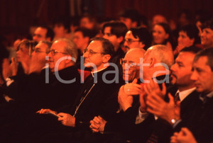 35mm vintage slide* 1999  GRANDE MEETING SANREMO Cardinale TONINI in platea  Diapositiva d'epoca, in formato 35 mm.Nella diapositiva appaiono anche il vescovo Giacomo Barnabino e il vicesindaco Bissolotti.CONDIZIONI: GOODE' severamente vietata la riproduzione. Tutti i diritti sono riservati.Nella diapositiva ICharta mette in vendita, sul negozio eBay e in esclusiva sul sito "icharta" il proprio archivio composto da numerose diapositive e negativi fotografici d'epoca, tutti originali e autentici, che attraversano la storia del costume italiano tra gli la fine degli anni Sessanta e Novanta.Si tratta di uno sguardo inedito sull'attualit&agrave;, la politica, la vita quotidiana, il gossip e la cultura, che fotografa il cambiamento della nazione in quest'ultimo scorcio del XX secolo. Un'occasione unica per il mercato del collezionismo, che vede finalmente disponibile un archivio eccezionale per vastit&agrave;, tematiche e condizioni, in un settore (il negativo fotografico e la diapositiva) di assoluta novit&agrave; e dalle interessanti prospettive di investimento. GOOD/buono   originale e autentica 1