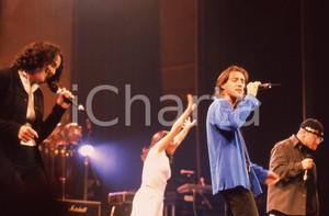 35mm vintage slide* 1999 GRANDE MEETING SANREMO gruppo Canto Ligure (1)  Diapositiva d'epoca, in formato 35 mm.CONDIZIONI: GOODE' severamente vietata la riproduzione. Tutti i diritti sono riservati.Nella diapositiva ICharta mette in vendita, sul negozio eBay e in esclusiva sul sito "icharta" il proprio archivio composto da numerose diapositive e negativi fotografici d'epoca, tutti originali e autentici, che attraversano la storia del costume italiano tra gli la fine degli anni Sessanta e Novanta.Si tratta di uno sguardo inedito sull'attualit&agrave;, la politica, la vita quotidiana, il gossip e la cultura, che fotografa il cambiamento della nazione in quest'ultimo scorcio del XX secolo. Un'occasione unica per il mercato del collezionismo, che vede finalmente disponibile un archivio eccezionale per vastit&agrave;, tematiche e condizioni, in un settore (il negativo fotografico e la diapositiva) di assoluta novit&agrave; e dalle interessanti prospettive di investimento. GOOD/buono   originale e autentica 1