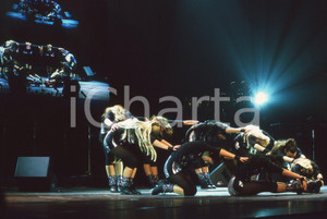 35mm vintage slide* 1999 GRANDE MEETING SANREMO gruppo ballo Ligure (4)  Diapositiva d'epoca, in formato 35 mm.CONDIZIONI: GOODE' severamente vietata la riproduzione. Tutti i diritti sono riservati.Nella diapositiva ICharta mette in vendita, sul negozio eBay e in esclusiva sul sito "icharta" il proprio archivio composto da numerose diapositive e negativi fotografici d'epoca, tutti originali e autentici, che attraversano la storia del costume italiano tra gli la fine degli anni Sessanta e Novanta.Si tratta di uno sguardo inedito sull'attualit&agrave;, la politica, la vita quotidiana, il gossip e la cultura, che fotografa il cambiamento della nazione in quest'ultimo scorcio del XX secolo. Un'occasione unica per il mercato del collezionismo, che vede finalmente disponibile un archivio eccezionale per vastit&agrave;, tematiche e condizioni, in un settore (il negativo fotografico e la diapositiva) di assoluta novit&agrave; e dalle interessanti prospettive di investimento. GOOD/buono   originale e autentica 1