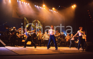 35mm vintage slide* 1999 GRANDE MEETING SANREMO coro Emmanuel e balletto (1)  Diapositiva d'epoca, in formato 35 mm.CONDIZIONI: GOODE' severamente vietata la riproduzione. Tutti i diritti sono riservati.Nella diapositiva ICharta mette in vendita, sul negozio eBay e in esclusiva sul sito "icharta" il proprio archivio composto da numerose diapositive e negativi fotografici d'epoca, tutti originali e autentici, che attraversano la storia del costume italiano tra gli la fine degli anni Sessanta e Novanta.Si tratta di uno sguardo inedito sull'attualit&agrave;, la politica, la vita quotidiana, il gossip e la cultura, che fotografa il cambiamento della nazione in quest'ultimo scorcio del XX secolo. Un'occasione unica per il mercato del collezionismo, che vede finalmente disponibile un archivio eccezionale per vastit&agrave;, tematiche e condizioni, in un settore (il negativo fotografico e la diapositiva) di assoluta novit&agrave; e dalle interessanti prospettive di investimento. GOOD/buono   originale e autentica 1