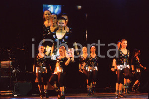 35mm vintage slide* 1999 GRANDE MEETING SANREMO gruppo ballo Ligure (6)  Diapositiva d'epoca, in formato 35 mm.CONDIZIONI: GOODE' severamente vietata la riproduzione. Tutti i diritti sono riservati.Nella diapositiva ICharta mette in vendita, sul negozio eBay e in esclusiva sul sito "icharta" il proprio archivio composto da numerose diapositive e negativi fotografici d'epoca, tutti originali e autentici, che attraversano la storia del costume italiano tra gli la fine degli anni Sessanta e Novanta.Si tratta di uno sguardo inedito sull'attualit&agrave;, la politica, la vita quotidiana, il gossip e la cultura, che fotografa il cambiamento della nazione in quest'ultimo scorcio del XX secolo. Un'occasione unica per il mercato del collezionismo, che vede finalmente disponibile un archivio eccezionale per vastit&agrave;, tematiche e condizioni, in un settore (il negativo fotografico e la diapositiva) di assoluta novit&agrave; e dalle interessanti prospettive di investimento. GOOD/buono   originale e autentica 1