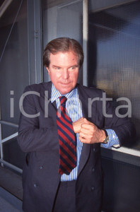 35mm vintage slide* 1995 MILANO Nicholas NEGROPONTE a convegno in Fiera (10)  Diapositiva d'epoca, in formato 35 mm.CONDIZIONI: GOODE' severamente vietata la riproduzione. Tutti i diritti sono riservati.Nella diapositiva ICharta mette in vendita, sul negozio eBay e in esclusiva sul sito "icharta" il proprio archivio composto da numerose diapositive e negativi fotografici d'epoca, tutti originali e autentici, che attraversano la storia del costume italiano tra gli la fine degli anni Sessanta e Novanta.Si tratta di uno sguardo inedito sull'attualit&agrave;, la politica, la vita quotidiana, il gossip e la cultura, che fotografa il cambiamento della nazione in quest'ultimo scorcio del XX secolo. Un'occasione unica per il mercato del collezionismo, che vede finalmente disponibile un archivio eccezionale per vastit&agrave;, tematiche e condizioni, in un settore (il negativo fotografico e la diapositiva) di assoluta novit&agrave; e dalle interessanti prospettive di investimento. GOOD/buono   originale e autentica 1