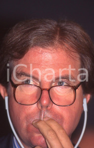 35mm vintage slide* 1995 MILANO Nicholas NEGROPONTE con cuffie per traduzione 1  Diapositiva d'epoca, in formato 35 mm.CONDIZIONI: GOODE' severamente vietata la riproduzione. Tutti i diritti sono riservati.Nella diapositiva ICharta mette in vendita, sul negozio eBay e in esclusiva sul sito "icharta" il proprio archivio composto da numerose diapositive e negativi fotografici d'epoca, tutti originali e autentici, che attraversano la storia del costume italiano tra gli la fine degli anni Sessanta e Novanta.Si tratta di uno sguardo inedito sull'attualit&agrave;, la politica, la vita quotidiana, il gossip e la cultura, che fotografa il cambiamento della nazione in quest'ultimo scorcio del XX secolo. Un'occasione unica per il mercato del collezionismo, che vede finalmente disponibile un archivio eccezionale per vastit&agrave;, tematiche e condizioni, in un settore (il negativo fotografico e la diapositiva) di assoluta novit&agrave; e dalle interessanti prospettive di investimento. GOOD/buono   originale e autentica 1