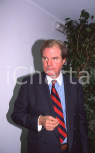 35mm vintage slide* 1995 MILANO Nicholas NEGROPONTE a convegno in Fiera (20)  Diapositiva d'epoca, in formato 35 mm.CONDIZIONI: GOODE' severamente vietata la riproduzione. Tutti i diritti sono riservati.Nella diapositiva ICharta mette in vendita, sul negozio eBay e in esclusiva sul sito "icharta" il proprio archivio composto da numerose diapositive e negativi fotografici d'epoca, tutti originali e autentici, che attraversano la storia del costume italiano tra gli la fine degli anni Sessanta e Novanta.Si tratta di uno sguardo inedito sull'attualit&agrave;, la politica, la vita quotidiana, il gossip e la cultura, che fotografa il cambiamento della nazione in quest'ultimo scorcio del XX secolo. Un'occasione unica per il mercato del collezionismo, che vede finalmente disponibile un archivio eccezionale per vastit&agrave;, tematiche e condizioni, in un settore (il negativo fotografico e la diapositiva) di assoluta novit&agrave; e dalle interessanti prospettive di investimento. GOOD/buono   originale e autentica 1