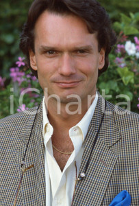 35mm vintage slide* 1987 FRANCIA - CINEMA Francois-Eric GENDRON ritratto (1)  Diapositiva d'epoca, in formato 35 mm.CONDIZIONI: GOODE' severamente vietata la riproduzione. Tutti i diritti sono riservati.Nella diapositiva ICharta mette in vendita, sul negozio eBay e in esclusiva sul sito "icharta" il proprio archivio composto da numerose diapositive e negativi fotografici d'epoca, tutti originali e autentici, che attraversano la storia del costume italiano tra gli la fine degli anni Sessanta e Novanta.Si tratta di uno sguardo inedito sull'attualit&agrave;, la politica, la vita quotidiana, il gossip e la cultura, che fotografa il cambiamento della nazione in quest'ultimo scorcio del XX secolo. Un'occasione unica per il mercato del collezionismo, che vede finalmente disponibile un archivio eccezionale per vastit&agrave;, tematiche e condizioni, in un settore (il negativo fotografico e la diapositiva) di assoluta novit&agrave; e dalle interessanti prospettive di investimento. GOOD/buono   originale e autentica 1