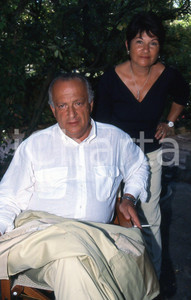 35mm vintage slide* 1999 ITALIA POLITICA Giorgio GUAZZALOCA con la moglie Egle 1  Diapositiva d'epoca, in formato 35 mm.CONDIZIONI: GOODNella diapositiva appaiono ad un convegno politico.E' severamente vietata la riproduzione. Tutti i diritti sono riservati.Nella diapositiva ICharta mette in vendita, sul negozio eBay e in esclusiva sul sito "icharta" il proprio archivio composto da numerose diapositive e negativi fotografici d'epoca, tutti originali e autentici, che attraversano la storia del costume italiano tra gli la fine degli anni Sessanta e Novanta.Si tratta di uno sguardo inedito sull'attualit&agrave;, la politica, la vita quotidiana, il gossip e la cultura, che fotografa il cambiamento della nazione in quest'ultimo scorcio del XX secolo. Un'occasione unica per il mercato del collezionismo, che vede finalmente disponibile un archivio eccezionale per vastit&agrave;, tematiche e condizioni, in un settore (il negativo fotografico e la diapositiva) di assoluta novit&agrave; e dalle interessanti prospettive di investimento. GOOD/buono   originale e autentica 1