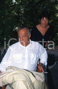 35mm vintage slide* 1999 ITALIA POLITICA Giorgio GUAZZALOCA con la moglie Egle 2  Diapositiva d'epoca, in formato 35 mm.CONDIZIONI: GOODNella diapositiva appaiono ad un convegno politico.E' severamente vietata la riproduzione. Tutti i diritti sono riservati.Nella diapositiva ICharta mette in vendita, sul negozio eBay e in esclusiva sul sito "icharta" il proprio archivio composto da numerose diapositive e negativi fotografici d'epoca, tutti originali e autentici, che attraversano la storia del costume italiano tra gli la fine degli anni Sessanta e Novanta.Si tratta di uno sguardo inedito sull'attualit&agrave;, la politica, la vita quotidiana, il gossip e la cultura, che fotografa il cambiamento della nazione in quest'ultimo scorcio del XX secolo. Un'occasione unica per il mercato del collezionismo, che vede finalmente disponibile un archivio eccezionale per vastit&agrave;, tematiche e condizioni, in un settore (il negativo fotografico e la diapositiva) di assoluta novit&agrave; e dalle interessanti prospettive di investimento. GOOD/buono   originale e autentica 1