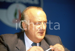 35mm vintage slide* 2002 BOLOGNA Giorgio GUAZZALOCA ritratto (12)  Diapositiva d'epoca, in formato 35 mm.CONDIZIONI: GOODNella diapositiva appare al congresso di Alleanza Nazionale.E' severamente vietata la riproduzione. Tutti i diritti sono riservati.Nella diapositiva ICharta mette in vendita, sul negozio eBay e in esclusiva sul sito "icharta" il proprio archivio composto da numerose diapositive e negativi fotografici d'epoca, tutti originali e autentici, che attraversano la storia del costume italiano tra gli la fine degli anni Sessanta e Novanta.Si tratta di uno sguardo inedito sull'attualit&agrave;, la politica, la vita quotidiana, il gossip e la cultura, che fotografa il cambiamento della nazione in quest'ultimo scorcio del XX secolo. Un'occasione unica per il mercato del collezionismo, che vede finalmente disponibile un archivio eccezionale per vastit&agrave;, tematiche e condizioni, in un settore (il negativo fotografico e la diapositiva) di assoluta novit&agrave; e dalle interessanti prospettive di investimento. GOOD/buono   originale e autentica 1