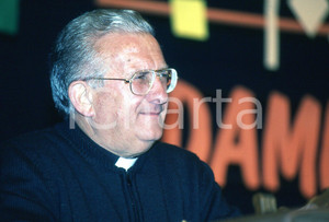 35mm vintage slide* 1990 AMELIA (TR)  Don Pierino GELMINI al tavolo di convegno  Diapositiva d'epoca, in formato 35 mm.CONDIZIONI: GOODNella diapositiva appare al convegno Una compagnia per vivere.E' severamente vietata la riproduzione. Tutti i diritti sono riservati.Nella diapositiva ICharta mette in vendita, sul negozio eBay e in esclusiva sul sito "icharta" il proprio archivio composto da numerose diapositive e negativi fotografici d'epoca, tutti originali e autentici, che attraversano la storia del costume italiano tra gli la fine degli anni Sessanta e Novanta.Si tratta di uno sguardo inedito sull'attualit&agrave;, la politica, la vita quotidiana, il gossip e la cultura, che fotografa il cambiamento della nazione in quest'ultimo scorcio del XX secolo. Un'occasione unica per il mercato del collezionismo, che vede finalmente disponibile un archivio eccezionale per vastit&agrave;, tematiche e condizioni, in un settore (il negativo fotografico e la diapositiva) di assoluta novit&agrave; e dalle interessanti prospettive di investimento. GOOD/buono   originale e autentica 1