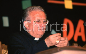 35mm vintage slide *1990 AMELIA (TR) Don Pierino GELMINI a un convegno (5)  Diapositiva d'epoca, in formato 35 mm.Nella diapositiva appare al convegno "Una compagnia per vivere".E' severamente vietata la riproduzione. Tutti i diritti sono riservati. ICharta mette in vendita, sul negozio eBay e in esclusiva sul sito "icharta" il proprio archivio composto da numerose diapositive e negativi fotografici d'epoca, tutti originali e autentici, che attraversano la storia del costume tra la fine degli anni Sessanta e Novanta.Si tratta di uno sguardo inedito sull'attualità, la politica, la vita quotidiana, il gossip e la cultura, che fotografa il cambiamento della nazione in quest'ultimo scorcio del XX secolo. Un'occasione unica per il mercato del collezionismo, che vede finalmente disponibile un archivio eccezionale per vastità, tematiche e condizioni, in un settore (il negativo fotografico e la diapositiva) di assoluta novità e dalle interessanti prospettive di investimento. GOOD/buono   originale e autentica 1