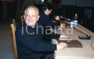 35mm vintage slide* 1990 AMELIA (TR)  Don Pierino GELMINI al tavolo convegno 11  Diapositiva d'epoca, in formato 35 mm.CONDIZIONI: GOODNella diapositiva appare anche Maurizio Lupi al convegno Una compagnia per vivere.E' severamente vietata la riproduzione. Tutti i diritti sono riservati.Nella diapositiva ICharta mette in vendita, sul negozio eBay e in esclusiva sul sito "icharta" il proprio archivio composto da numerose diapositive e negativi fotografici d'epoca, tutti originali e autentici, che attraversano la storia del costume italiano tra gli la fine degli anni Sessanta e Novanta.Si tratta di uno sguardo inedito sull'attualit&agrave;, la politica, la vita quotidiana, il gossip e la cultura, che fotografa il cambiamento della nazione in quest'ultimo scorcio del XX secolo. Un'occasione unica per il mercato del collezionismo, che vede finalmente disponibile un archivio eccezionale per vastit&agrave;, tematiche e condizioni, in un settore (il negativo fotografico e la diapositiva) di assoluta novit&agrave; e dalle interessanti prospettive di investimento. GOOD/buono   originale e autentica 1