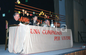 35mm vintage slide* 1990 AMELIA (TR)  Don Pierino GELMINI al tavolo convegno 13  Diapositiva d'epoca, in formato 35 mm.CONDIZIONI: GOODNella diapositiva appare anche Maurizio Lupi al convegno Una compagnia per vivere.E' severamente vietata la riproduzione. Tutti i diritti sono riservati.Nella diapositiva ICharta mette in vendita, sul negozio eBay e in esclusiva sul sito "icharta" il proprio archivio composto da numerose diapositive e negativi fotografici d'epoca, tutti originali e autentici, che attraversano la storia del costume italiano tra gli la fine degli anni Sessanta e Novanta.Si tratta di uno sguardo inedito sull'attualit&agrave;, la politica, la vita quotidiana, il gossip e la cultura, che fotografa il cambiamento della nazione in quest'ultimo scorcio del XX secolo. Un'occasione unica per il mercato del collezionismo, che vede finalmente disponibile un archivio eccezionale per vastit&agrave;, tematiche e condizioni, in un settore (il negativo fotografico e la diapositiva) di assoluta novit&agrave; e dalle interessanti prospettive di investimento. GOOD/buono   originale e autentica 1