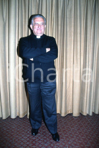 35mm vintage slide* 1990 AMELIA (TR)  Don Pierino GELMINI ritratto (15)  Diapositiva d'epoca, in formato 35 mm.CONDIZIONI: GOODE' severamente vietata la riproduzione. Tutti i diritti sono riservati.Nella diapositiva ICharta mette in vendita, sul negozio eBay e in esclusiva sul sito "icharta" il proprio archivio composto da numerose diapositive e negativi fotografici d'epoca, tutti originali e autentici, che attraversano la storia del costume italiano tra gli la fine degli anni Sessanta e Novanta.Si tratta di uno sguardo inedito sull'attualit&agrave;, la politica, la vita quotidiana, il gossip e la cultura, che fotografa il cambiamento della nazione in quest'ultimo scorcio del XX secolo. Un'occasione unica per il mercato del collezionismo, che vede finalmente disponibile un archivio eccezionale per vastit&agrave;, tematiche e condizioni, in un settore (il negativo fotografico e la diapositiva) di assoluta novit&agrave; e dalle interessanti prospettive di investimento. GOOD/buono   originale e autentica 1