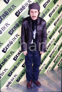 35mm vintage slide* 1995 ITALIA COSTUME Luca BIZZARRI ritratto dell'attore (7)  Diapositiva d'epoca, in formato 35 mm.CONDIZIONI: GOODE' severamente vietata la riproduzione. Tutti i diritti sono riservati.Nella diapositiva ICharta mette in vendita, sul negozio eBay e in esclusiva sul sito "icharta" il proprio archivio composto da numerose diapositive e negativi fotografici d'epoca, tutti originali e autentici, che attraversano la storia del costume italiano tra gli la fine degli anni Sessanta e Novanta.Si tratta di uno sguardo inedito sull'attualit&agrave;, la politica, la vita quotidiana, il gossip e la cultura, che fotografa il cambiamento della nazione in quest'ultimo scorcio del XX secolo. Un'occasione unica per il mercato del collezionismo, che vede finalmente disponibile un archivio eccezionale per vastit&agrave;, tematiche e condizioni, in un settore (il negativo fotografico e la diapositiva) di assoluta novit&agrave; e dalle interessanti prospettive di investimento. GOOD/buono   originale e autentica 1