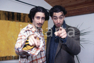 35mm vintage slide* 1995 ITALIA COSTUME Luca BIZZARRI e Paolo KESSISOGLU (1)  Diapositiva d'epoca, in formato 35 mm.CONDIZIONI: GOODE' severamente vietata la riproduzione. Tutti i diritti sono riservati.Nella diapositiva ICharta mette in vendita, sul negozio eBay e in esclusiva sul sito "icharta" il proprio archivio composto da numerose diapositive e negativi fotografici d'epoca, tutti originali e autentici, che attraversano la storia del costume italiano tra gli la fine degli anni Sessanta e Novanta.Si tratta di uno sguardo inedito sull'attualit&agrave;, la politica, la vita quotidiana, il gossip e la cultura, che fotografa il cambiamento della nazione in quest'ultimo scorcio del XX secolo. Un'occasione unica per il mercato del collezionismo, che vede finalmente disponibile un archivio eccezionale per vastit&agrave;, tematiche e condizioni, in un settore (il negativo fotografico e la diapositiva) di assoluta novit&agrave; e dalle interessanti prospettive di investimento. GOOD/buono   originale e autentica 1