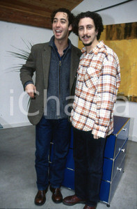 35mm vintage slide* 1995 ITALIA COSTUME Luca BIZZARRI e Paolo KESSISOGLU (4)  Diapositiva d'epoca, in formato 35 mm.CONDIZIONI: GOODE' severamente vietata la riproduzione. Tutti i diritti sono riservati.Nella diapositiva ICharta mette in vendita, sul negozio eBay e in esclusiva sul sito "icharta" il proprio archivio composto da numerose diapositive e negativi fotografici d'epoca, tutti originali e autentici, che attraversano la storia del costume italiano tra gli la fine degli anni Sessanta e Novanta.Si tratta di uno sguardo inedito sull'attualit&agrave;, la politica, la vita quotidiana, il gossip e la cultura, che fotografa il cambiamento della nazione in quest'ultimo scorcio del XX secolo. Un'occasione unica per il mercato del collezionismo, che vede finalmente disponibile un archivio eccezionale per vastit&agrave;, tematiche e condizioni, in un settore (il negativo fotografico e la diapositiva) di assoluta novit&agrave; e dalle interessanti prospettive di investimento. GOOD/buono   originale e autentica 1