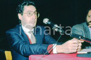 35mm vintage slide* 1995 MILANO Libero Corso BOVIO ritratto dell'avvocato (6)  Diapositiva d'epoca, in formato 35 mm.CONDIZIONI: GOODNella diapositiva &egrave; ritratto durante una conferenza.E' severamente vietata la riproduzione. Tutti i diritti sono riservati.Nella diapositiva ICharta mette in vendita, sul negozio eBay e in esclusiva sul sito "icharta" il proprio archivio composto da numerose diapositive e negativi fotografici d'epoca, tutti originali e autentici, che attraversano la storia del costume italiano tra gli la fine degli anni Sessanta e Novanta.Si tratta di uno sguardo inedito sull'attualit&agrave;, la politica, la vita quotidiana, il gossip e la cultura, che fotografa il cambiamento della nazione in quest'ultimo scorcio del XX secolo. Un'occasione unica per il mercato del collezionismo, che vede finalmente disponibile un archivio eccezionale per vastit&agrave;, tematiche e condizioni, in un settore (il negativo fotografico e la diapositiva) di assoluta novit&agrave; e dalle interessanti prospettive di investimento. GOOD/buono   originale e autentica 1