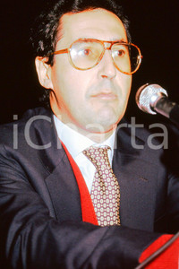 35mm vintage slide* 1995 MILANO Libero Corso BOVIO ritratto dell'avvocato (11)  Diapositiva d'epoca, in formato 35 mm.CONDIZIONI: GOODNella diapositiva &egrave; ritratto durante una conferenza.E' severamente vietata la riproduzione. Tutti i diritti sono riservati.Nella diapositiva ICharta mette in vendita, sul negozio eBay e in esclusiva sul sito "icharta" il proprio archivio composto da numerose diapositive e negativi fotografici d'epoca, tutti originali e autentici, che attraversano la storia del costume italiano tra gli la fine degli anni Sessanta e Novanta.Si tratta di uno sguardo inedito sull'attualit&agrave;, la politica, la vita quotidiana, il gossip e la cultura, che fotografa il cambiamento della nazione in quest'ultimo scorcio del XX secolo. Un'occasione unica per il mercato del collezionismo, che vede finalmente disponibile un archivio eccezionale per vastit&agrave;, tematiche e condizioni, in un settore (il negativo fotografico e la diapositiva) di assoluta novit&agrave; e dalle interessanti prospettive di investimento. GOOD/buono   originale e autentica 1
