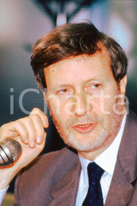 35mm vintage slide* 1990 TORINO Gianteresio "Gianni" VATTIMO in conferenza (2)  Diapositiva d'epoca, in formato 35 mm.CONDIZIONI: GOODE' severamente vietata la riproduzione. Tutti i diritti sono riservati.Nella diapositiva ICharta mette in vendita, sul negozio eBay e in esclusiva sul sito "icharta" il proprio archivio composto da numerose diapositive e negativi fotografici d'epoca, tutti originali e autentici, che attraversano la storia del costume italiano tra gli la fine degli anni Sessanta e Novanta.Si tratta di uno sguardo inedito sull'attualit&agrave;, la politica, la vita quotidiana, il gossip e la cultura, che fotografa il cambiamento della nazione in quest'ultimo scorcio del XX secolo. Un'occasione unica per il mercato del collezionismo, che vede finalmente disponibile un archivio eccezionale per vastit&agrave;, tematiche e condizioni, in un settore (il negativo fotografico e la diapositiva) di assoluta novit&agrave; e dalle interessanti prospettive di investimento. GOOD/buono   originale e autentica 1
